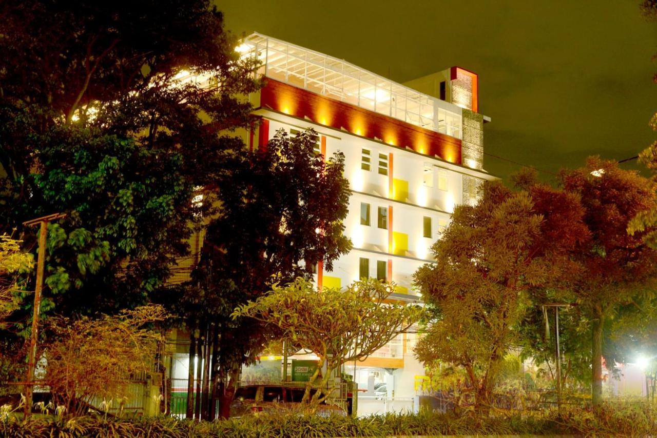 Front One Hotel Pasir Koja Bandung Buitenkant foto