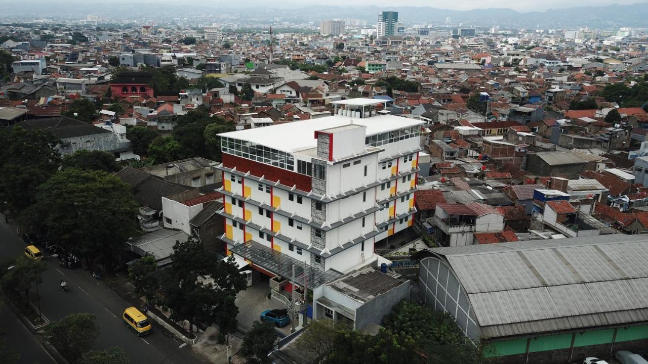 Front One Hotel Pasir Koja Bandung Buitenkant foto