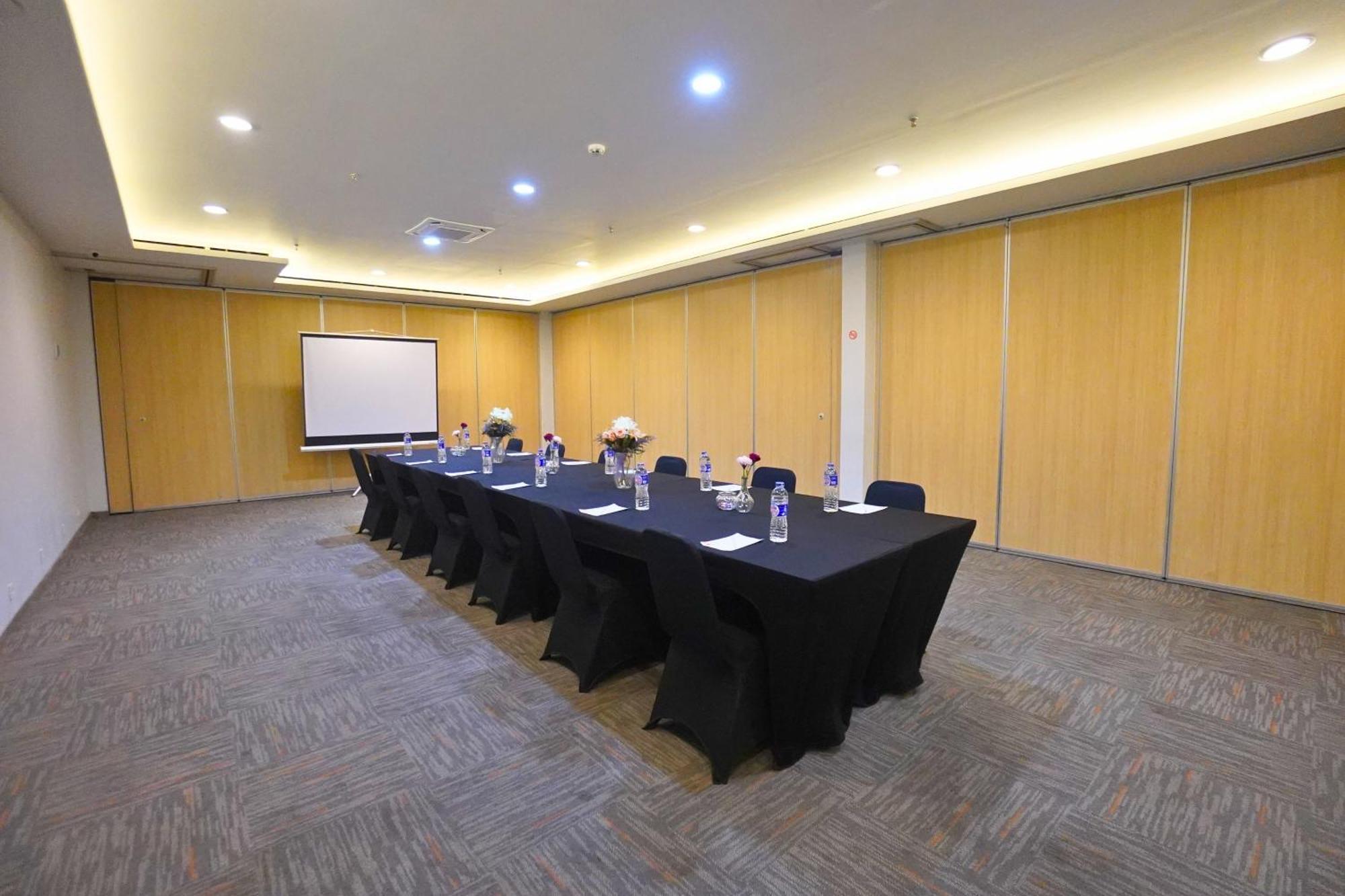 Front One Hotel Pasir Koja Bandung Buitenkant foto
