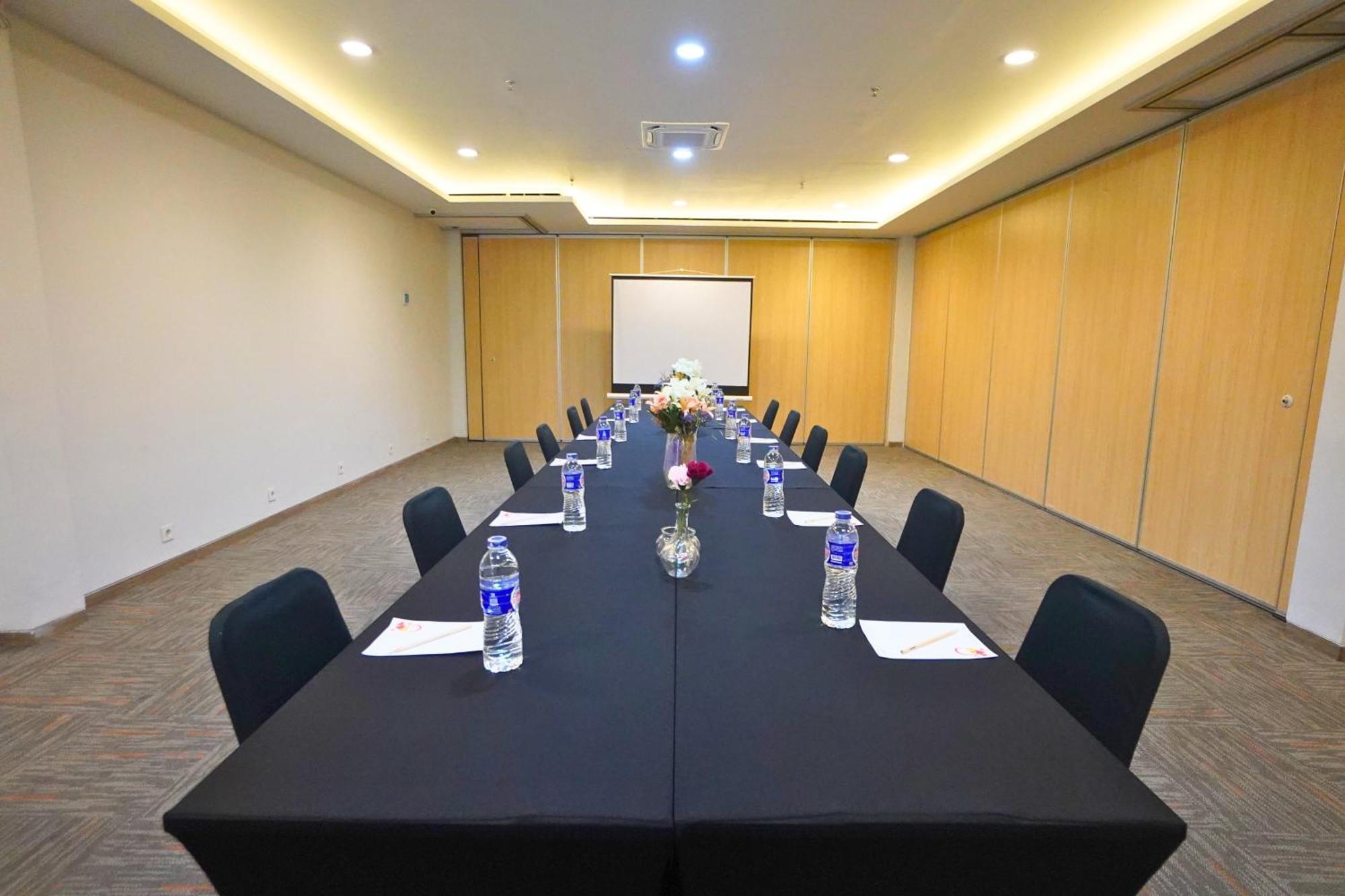 Front One Hotel Pasir Koja Bandung Buitenkant foto