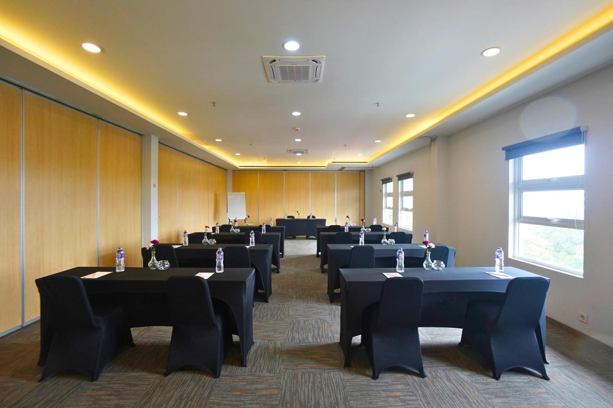 Front One Hotel Pasir Koja Bandung Buitenkant foto